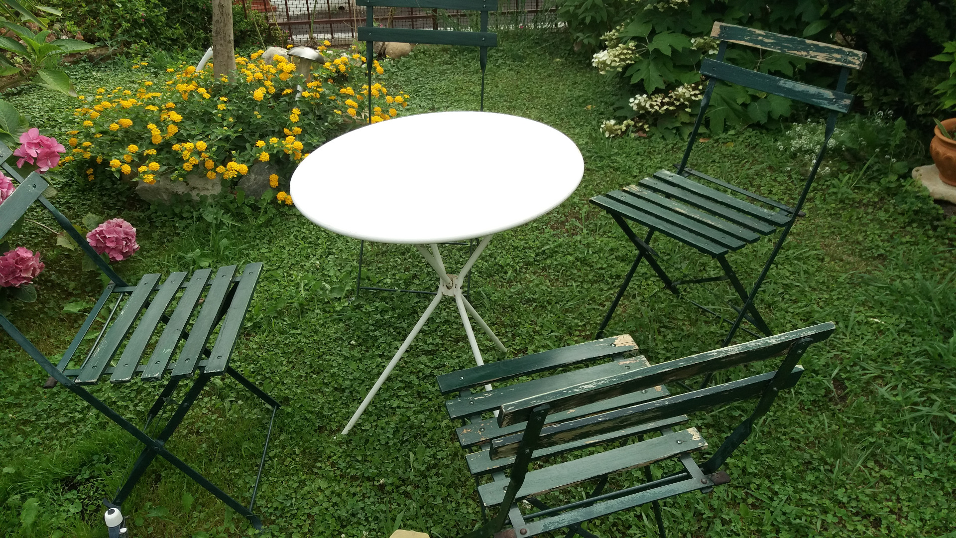 Tavolo e sedie da giardino